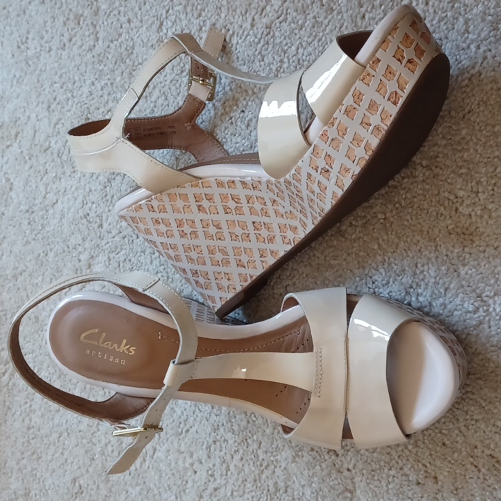 CLARKS Artisan Women Platform wedge Sandals size 7.5 M Cream patent leather
